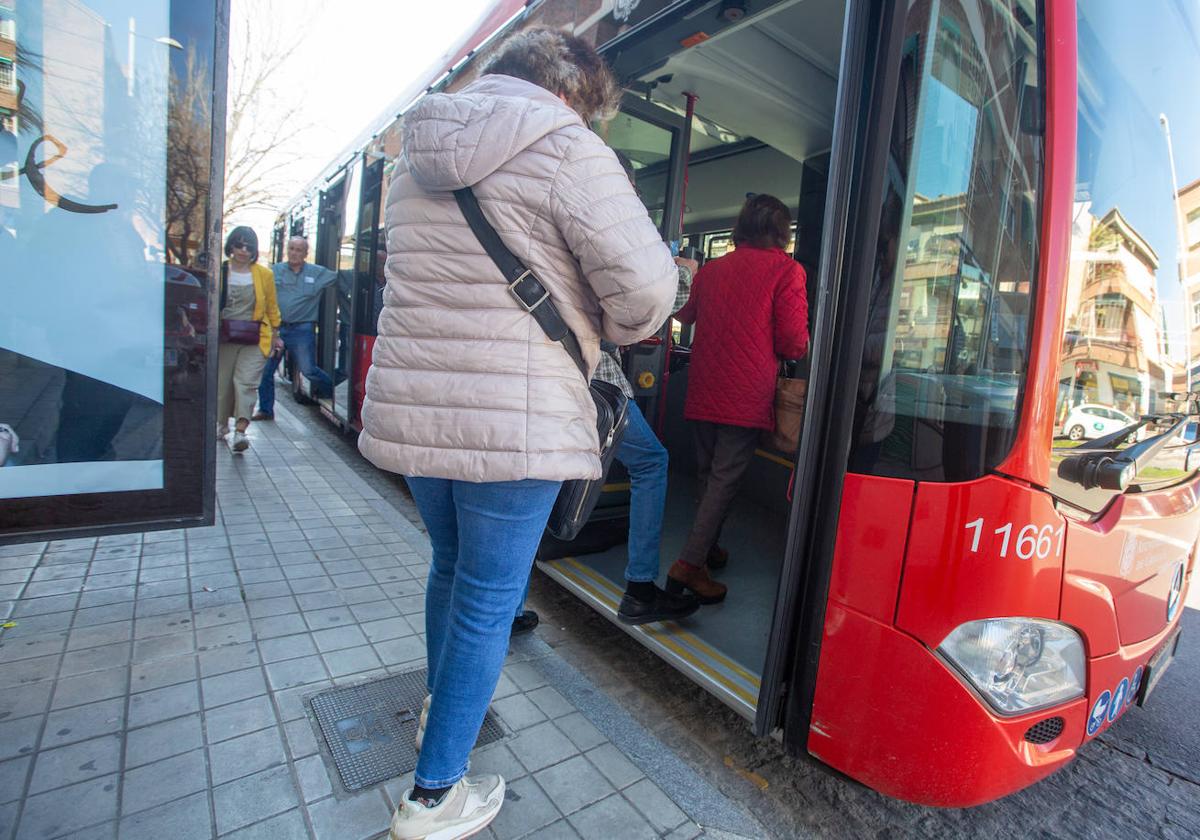 Cambios en los autobuses de Granada la línea 33 suprime paradas y